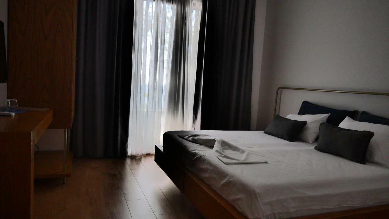 H&M Hotel Vlore Exterior photo